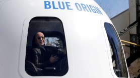 Peste 76.000 de persoane au semnat o petiţie ca Jeff Bezos să nu se mai întoarcă pe Pământ